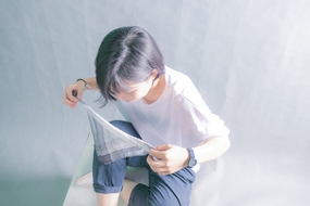 亚洲女生手势丝巾低眸摄影图片